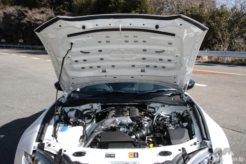 ボンネットインシュレーターが省略された990Sのエンジンルーム。アルミ製ボンネットの裏側に軽め穴が無数に穿たれている
