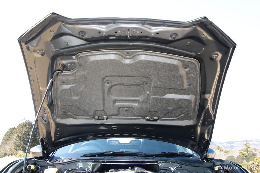 ボンネットインシュレーターを装着した他グレードのボンネット。見た目もスッキリした印象に