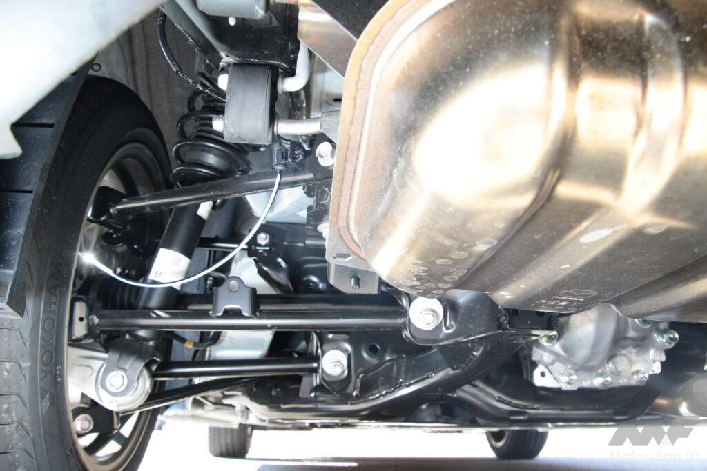 990S専用セッティングのダンパー&スプリングを装着する一方でスタビライザーが非装着のリヤ・マルチリンク式サスペンション。LSDも装着されていない