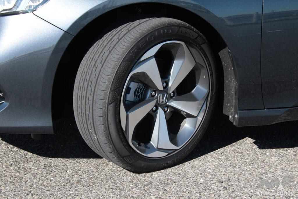 テスト車両は235/45R18 94Wのブリヂストン・レグノGR-ELを装着