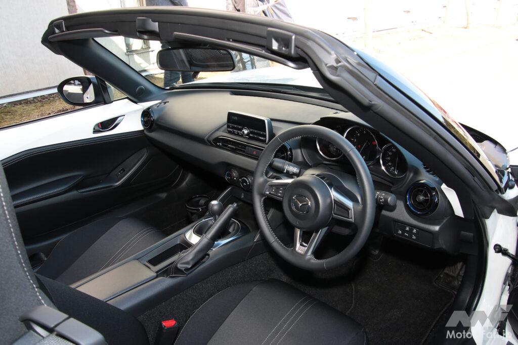 青の加飾がさりげなく用いられながらセンターディスプレイが省略された990Sの運転席まわり