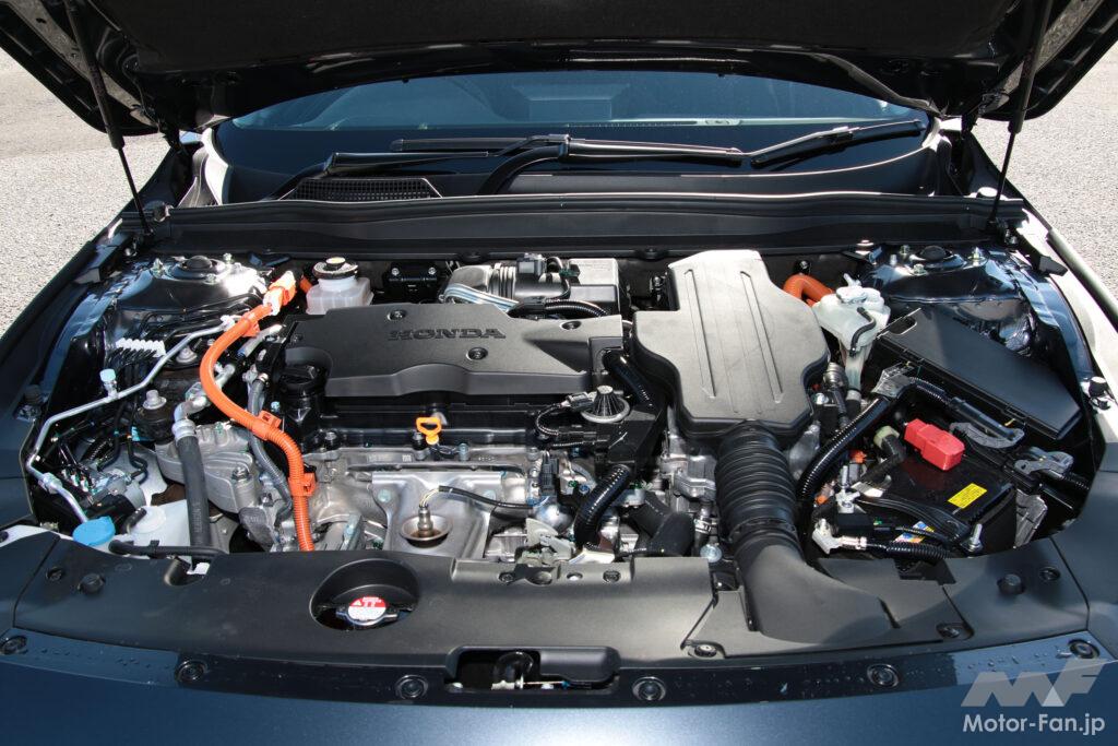 エンジンルームには先代より15％小型化されたPCUのほか補機バッテリーも搭載