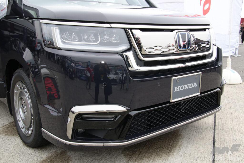 下側にハニカム形状が与えられたダーククロームメッキフロントグリル