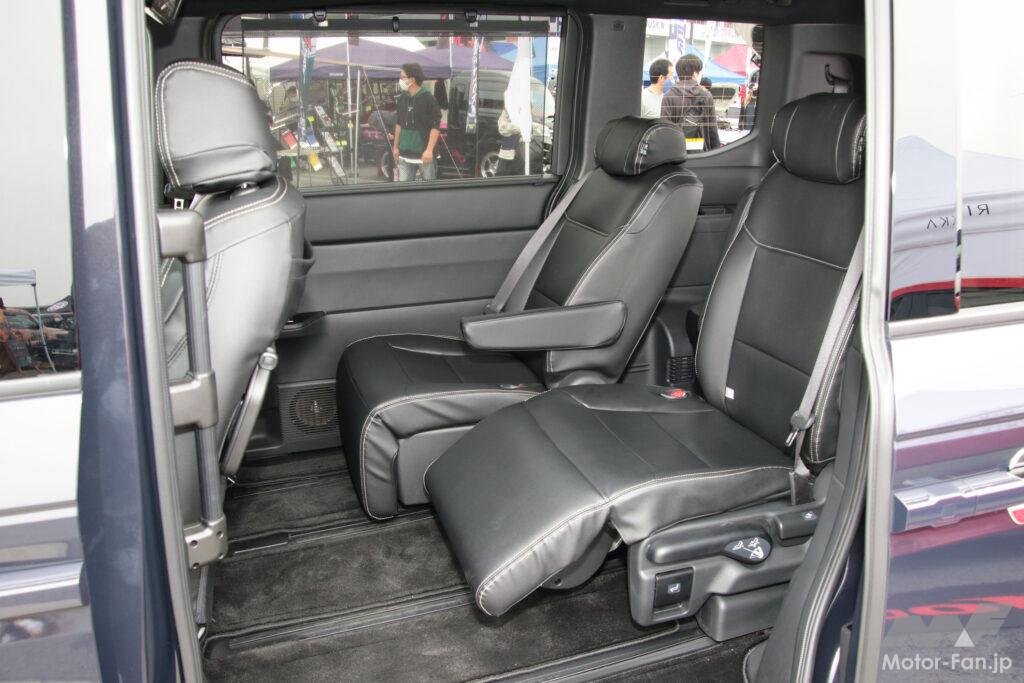 フロアカーペットマット（プレミアムタイプ）と合皮製シートカバーを装着した2列目キャプテンシート