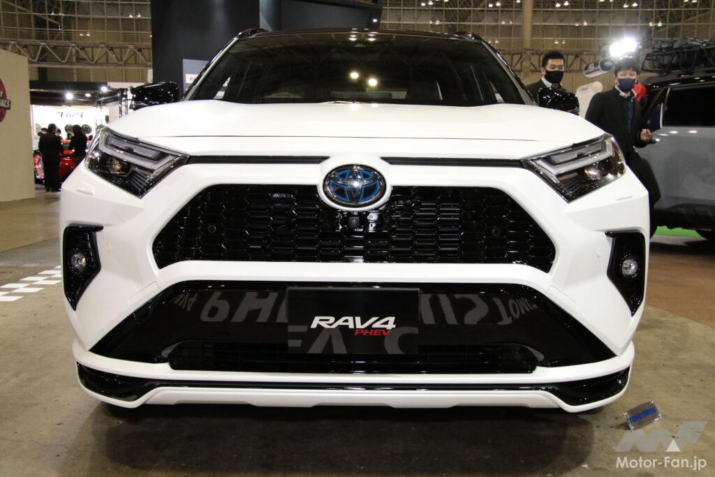 「RAV4 PHEVスポーティパッケージ」専用フロントグリルと丸形フォグランプを装着