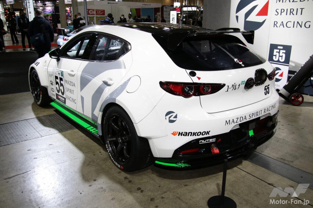 前後ワイドフェンダーとスワンヒンジ式リヤウィングを装着し外観の迫力も大幅アップ