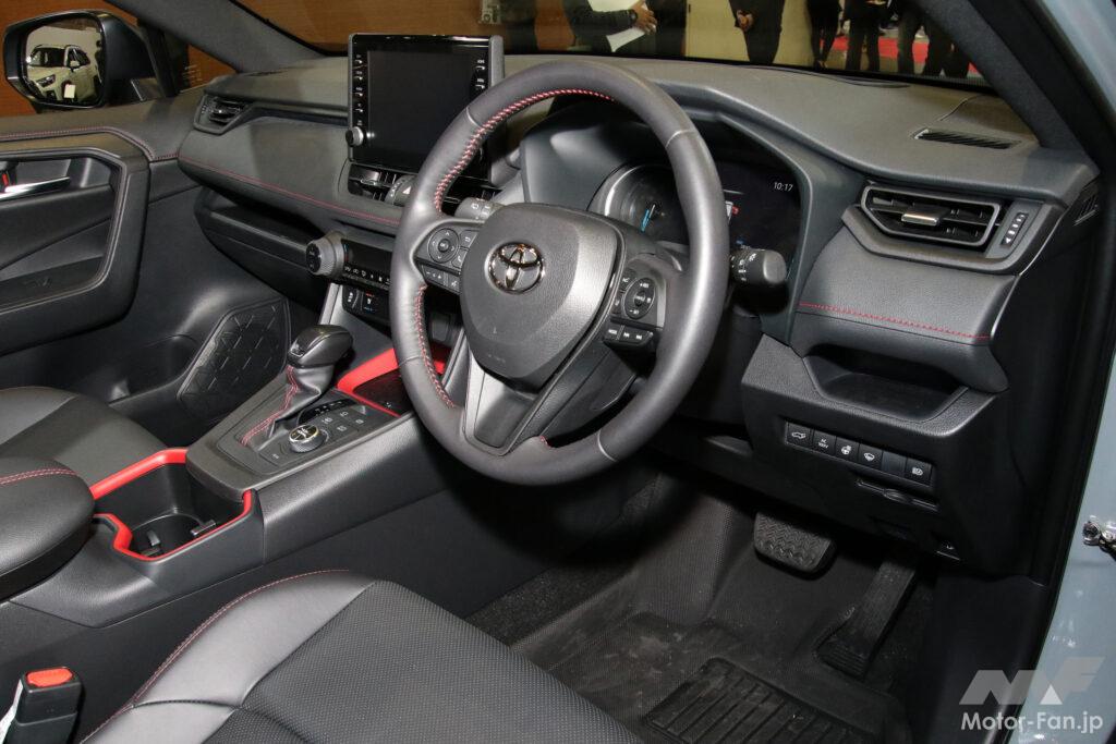赤のアクセントが随所に施された「RAV4アドベンチャー・オフロードパッケージ(同2)」と共通のインテリア