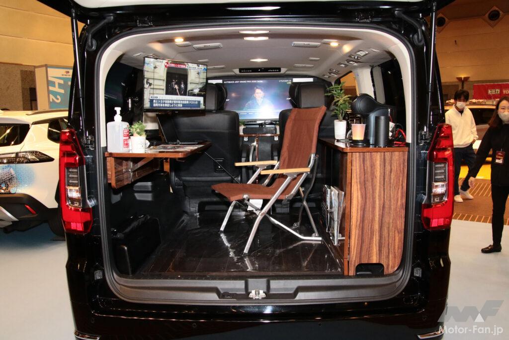 ブラウンを基調としたキャビネット、テーブル、チェアが上質で落ち着いた雰囲気を醸し出す執務スペース