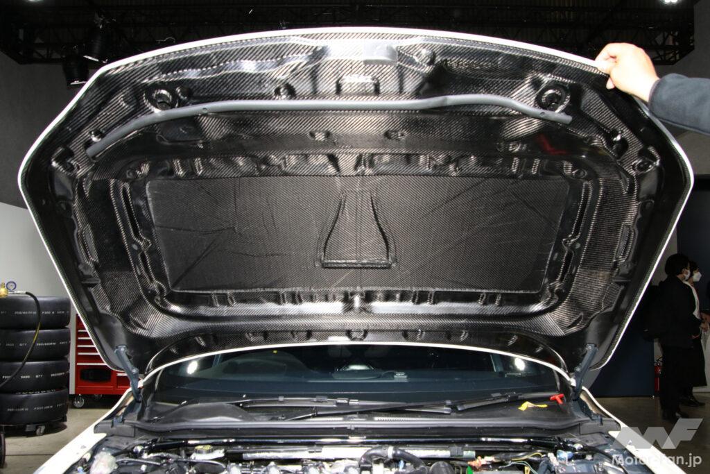 ボンネットは表側が亜麻を用いたケブラー、内側がCFRP（炭素繊維強化樹脂）で構成されたハイブリッド素材