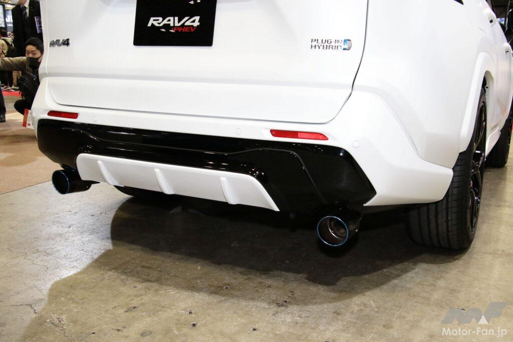 リヤビューはPHEVらしからぬ力強くスポーティな装い
