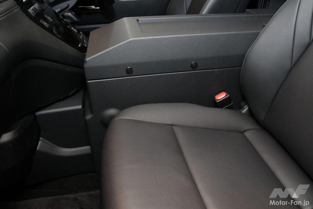 駆動用バッテリー内蔵のため大型化された1列目センターコンソールボックス