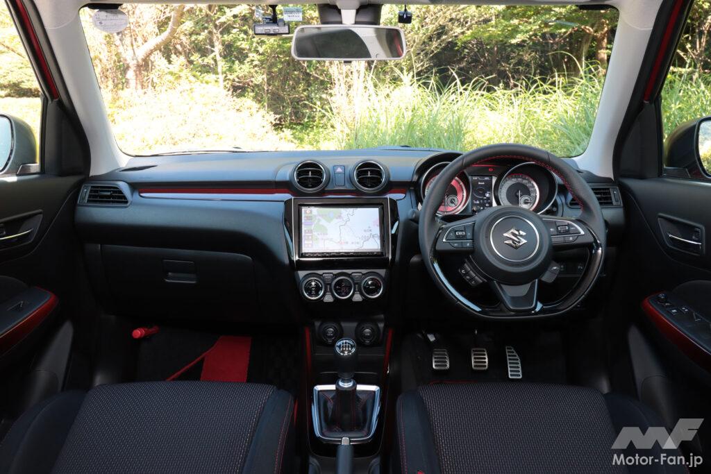 赤のアクセントが随所に入った運転席まわり。Aピラーの傾斜は弱く車両感覚が掴みやすい