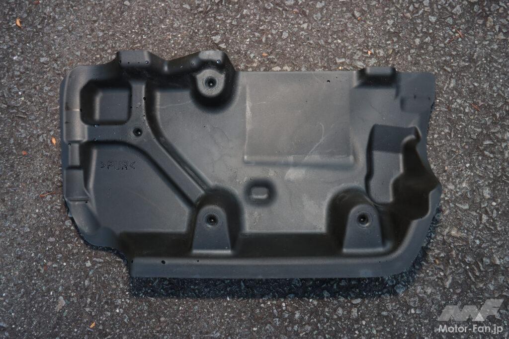 K14Cのエンジンヘッドカバーは天面も含めてポリウレタンフォームの一体成形品