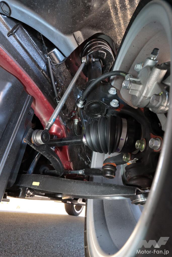 モンロー製ダンパーを採用したフロントのストラット式サスペンションはロアアームを拡大し、ハブベアリングユニットの剛性をアップ