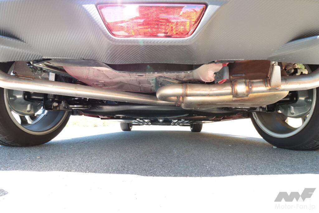 リヤのトーションビーム式サスペンションはトレーリングアームが専用形状となっている。ダンパーはフロントと同じくモンロー製