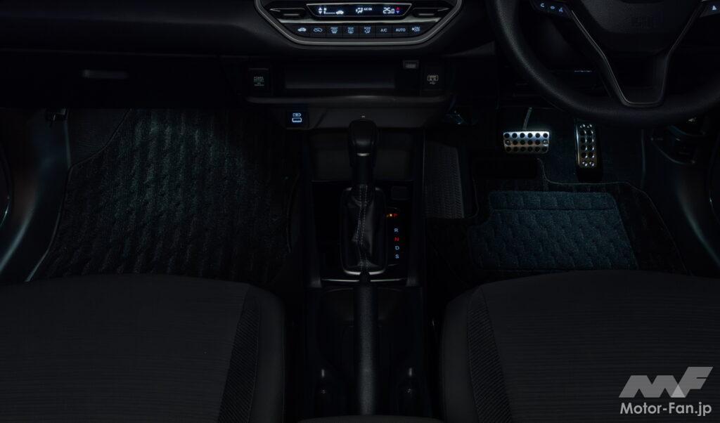 「フットライト」の光はブルーのほかホワイトが選択できる。