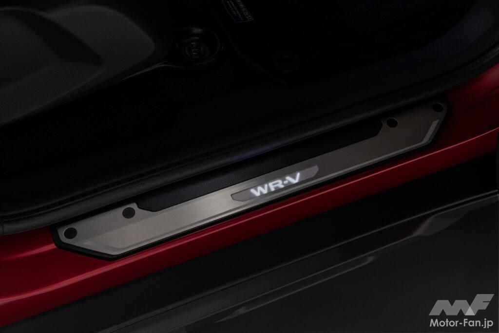 ドアを開けると車名の「WR-V」が光る「サイドステップガーニッシュ」。照明色はホワイトとブルーを用意。