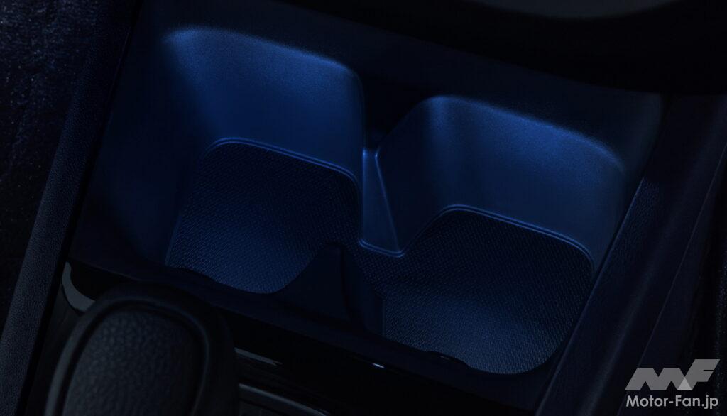 ドリンクホルダーを彩る「ドリンクホルダーイルミネーション」。ペットボトルを置くと淡く光る。