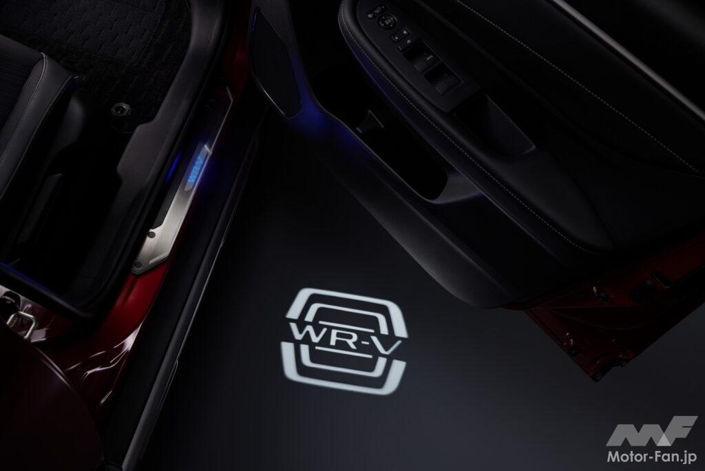 ドアを開けたときに「WR-V」のロゴを地面に投影する「パターンプロジェクター」。