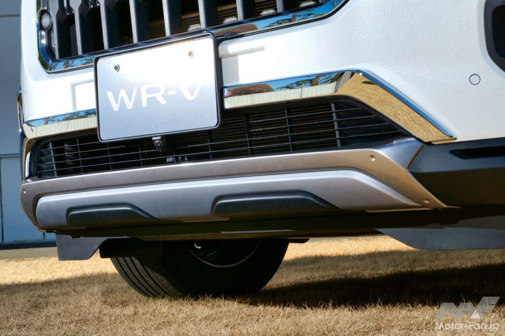 上下2つの部品で構成する「フロントロアーガーニッシュ」。上の部品がメッキ、下の部品がシルバー塗装となっている。