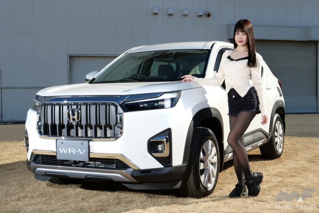 純正アクセサリーを装着したWR-Vは標準仕様と顔つきの印象が違う。グリルの周囲をメッキで囲むなど、全体的に煌びやかさも増している。