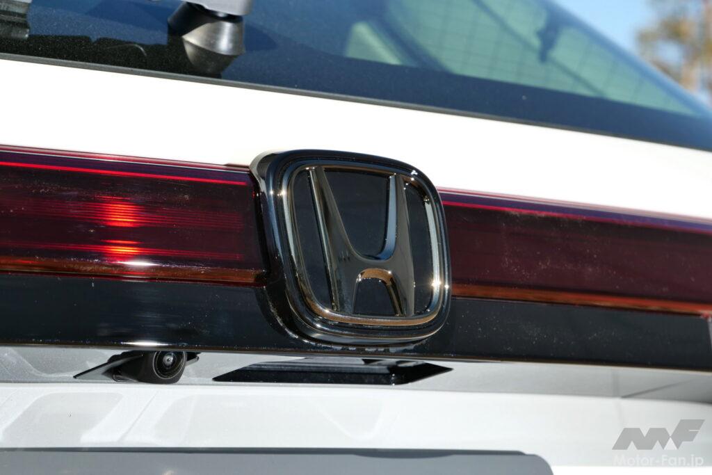 テールゲートのホンダエンブレムもブラックを用意。