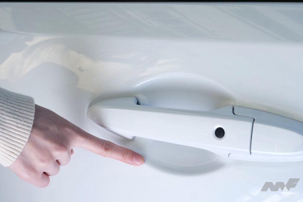 ドアハンドル近くに透明なフィルムを貼って傷がつくのを防ぐ「ドアハンドルプロテクションフィルム」