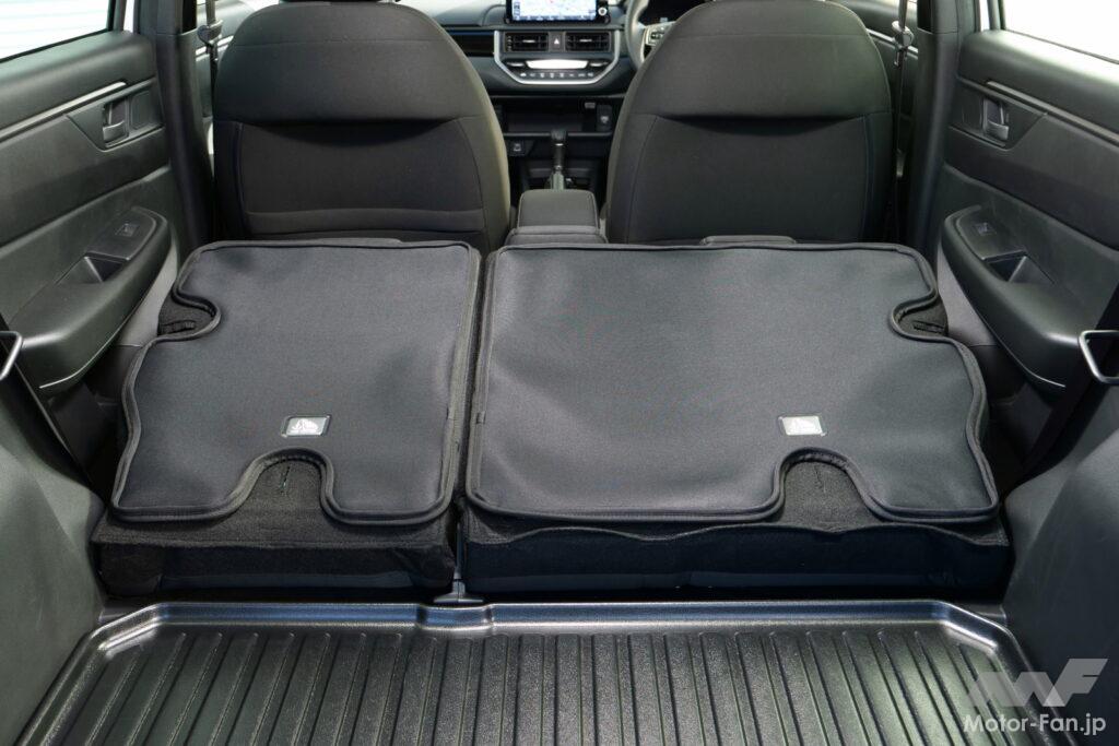 純正アクセサリーの「シートバックソフトトレー」は縁を備えたトレー状になっている。