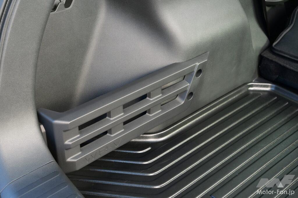 荷室脇に仕切りを作ってポケットにする「ストレージボード」