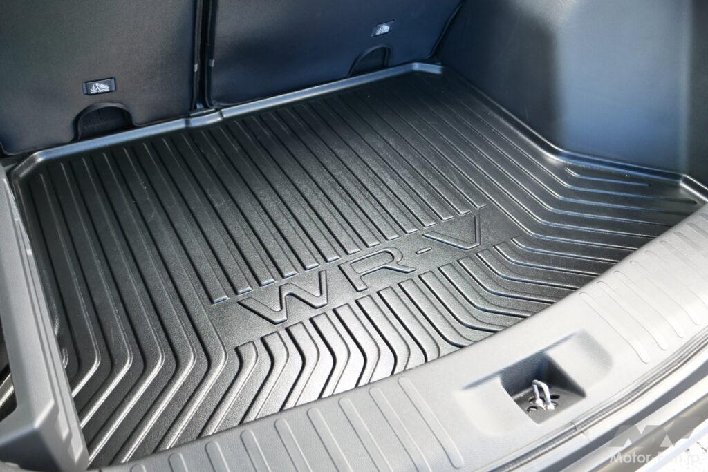 汚れたものも気兼ねなく積めるからアウトドアレジャーとの親和性が高い「ラゲッジトレー」