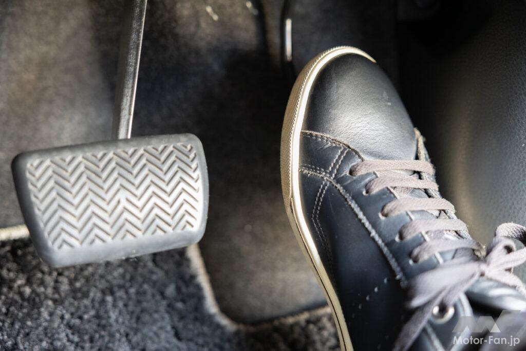 アクセルペダル