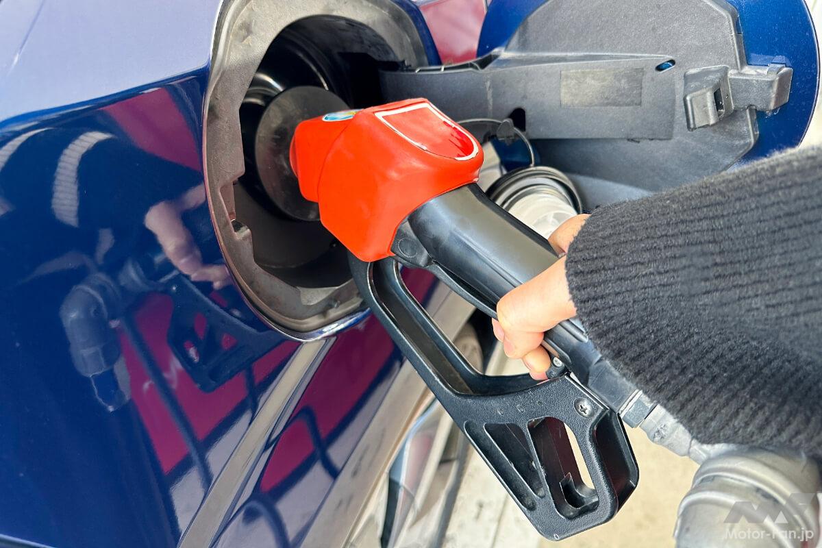 セルフガソリンスタンドの給油作業