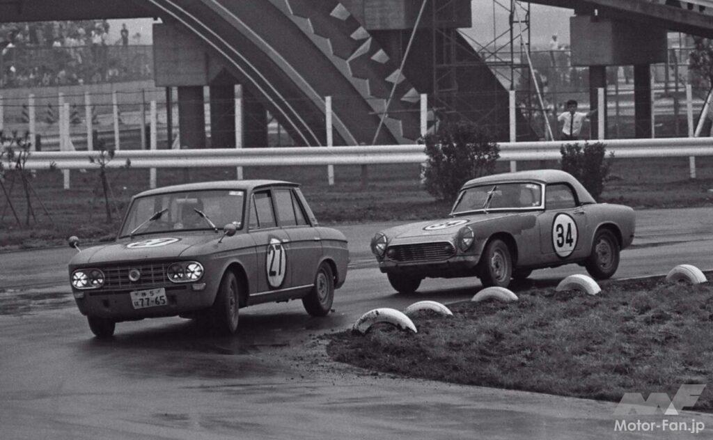 T-Iレース、#27津々見友彦ブルーバードVS.#34寺西孝利ホンダS600