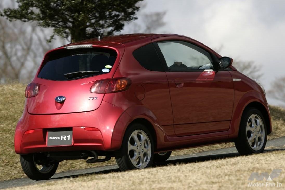 「スバルR1」のリアビュー。タマゴ型のフォルムがスバル360を彷彿