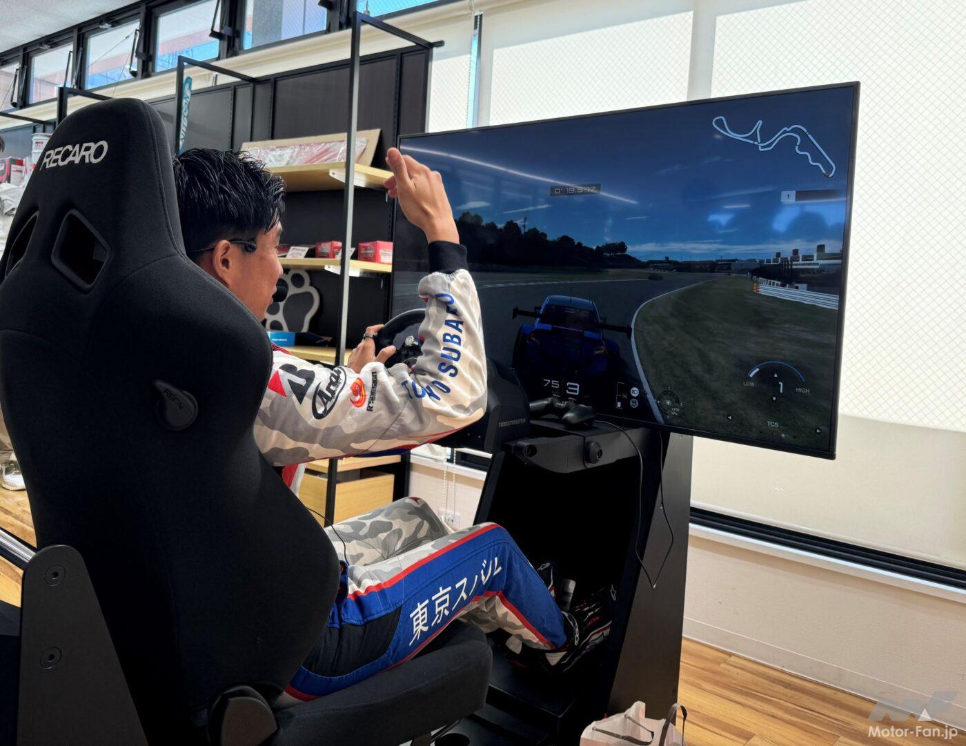 シミュレーターで喋りながら走行する井口選手