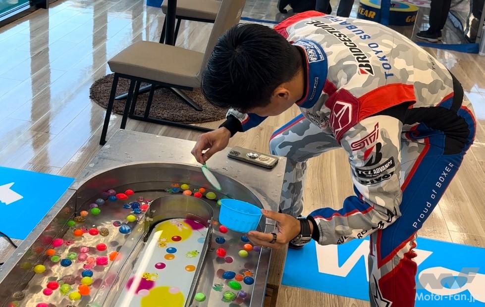 ボールすくいを一生懸命やる井口選手