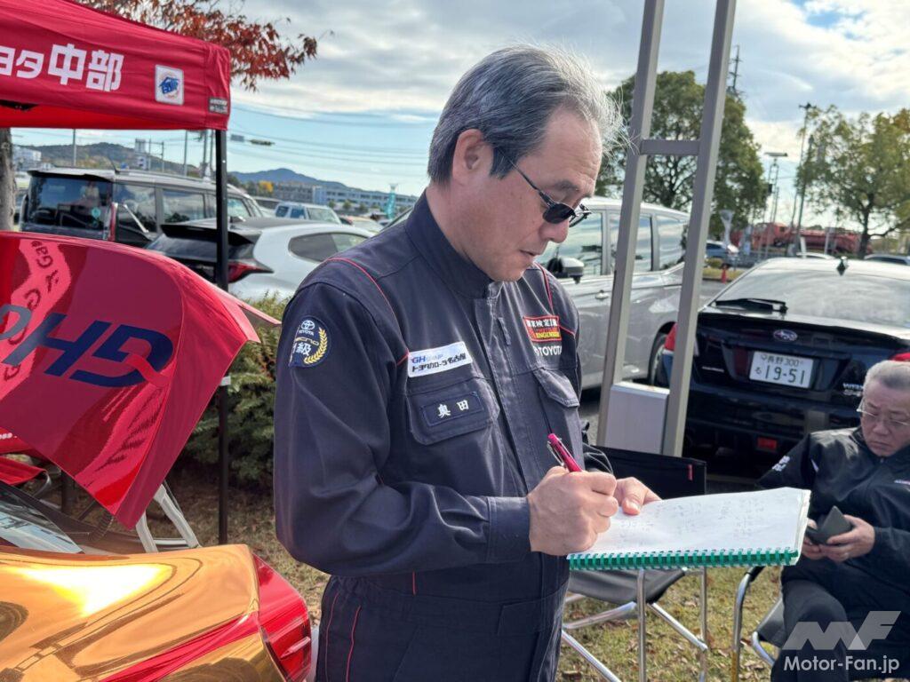 メモをとるメカニックさん