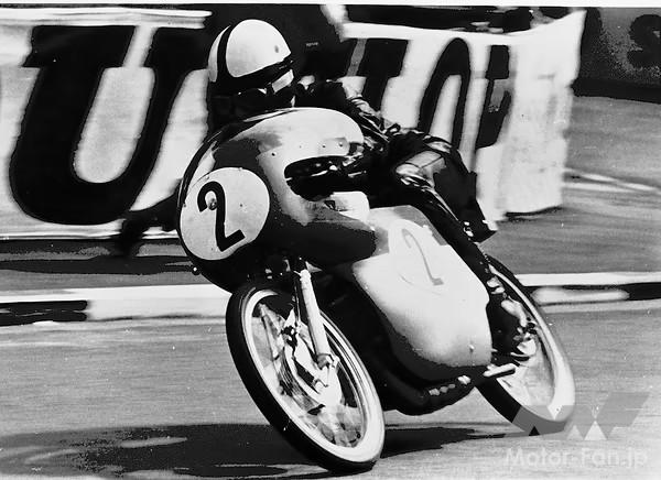 1962年「マン島TT(ツーリスト・トロフィー)」、世界選手権初優勝、初代50cc世界チャンピオンに輝く(スズキ歴史館より)