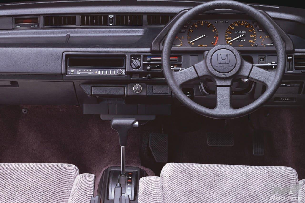 ホンダ「シビック4ドアSi」のコクピット