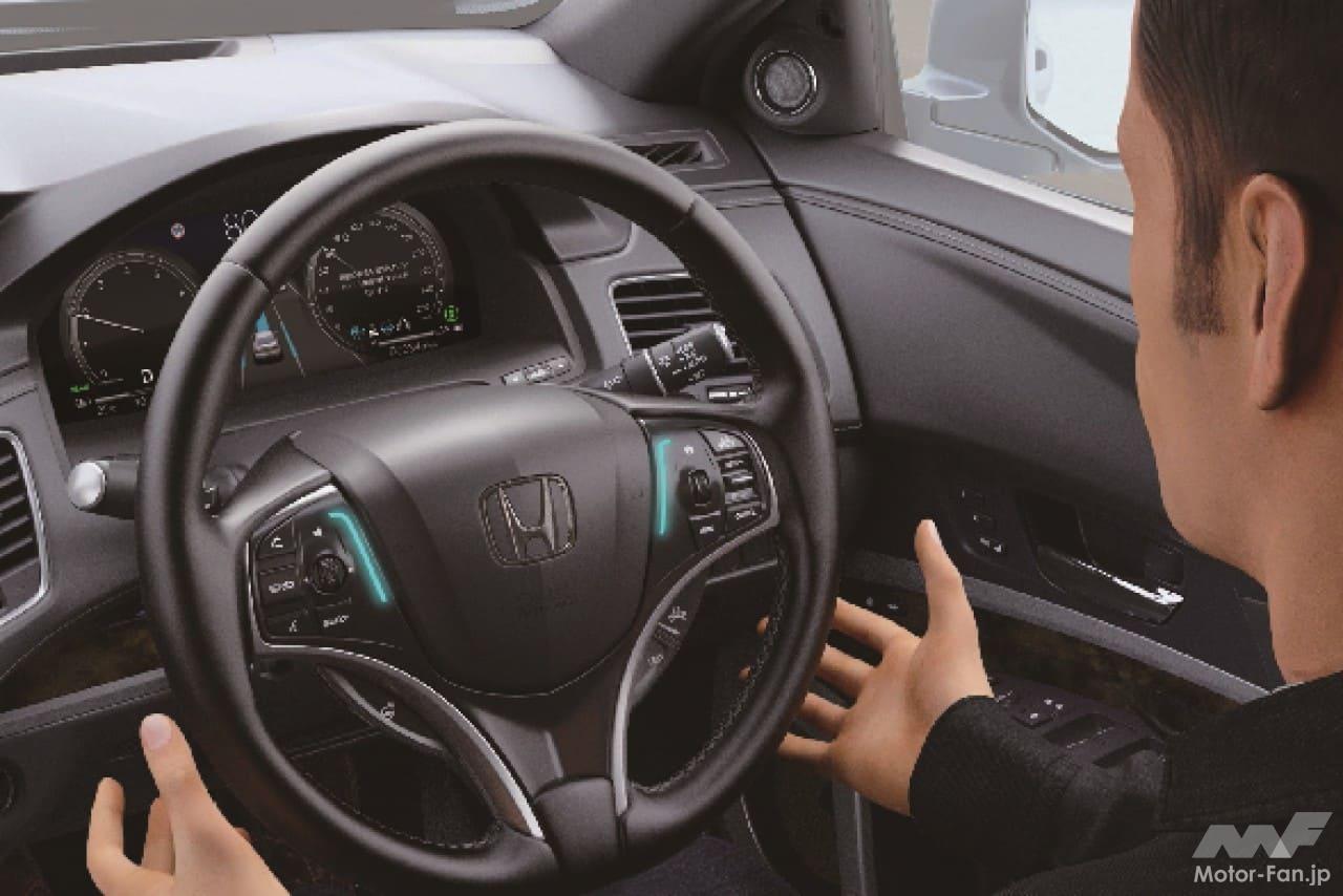 ”ホンダセンシンエリート”搭載「レジェンド」のハンズオフ走行を体験する清水和夫氏