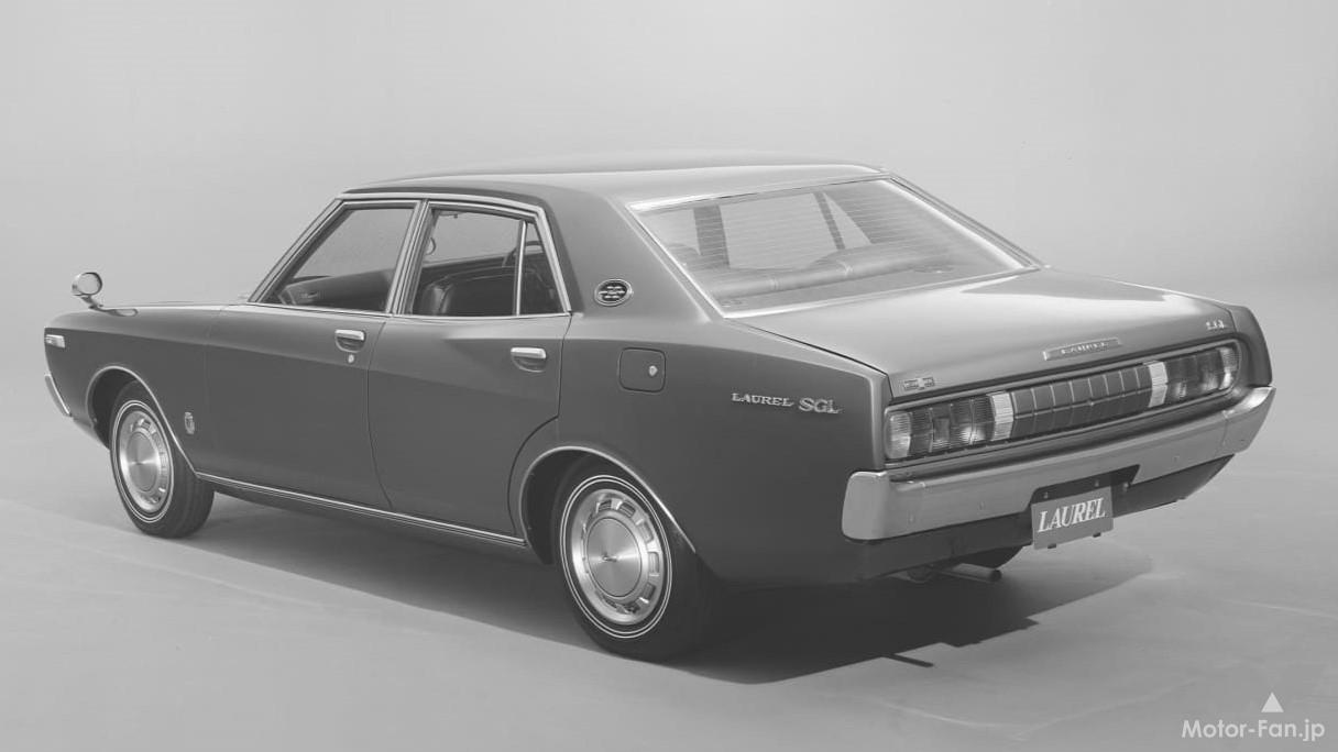 2代目「ローレル(セダン)」のリアビュー
