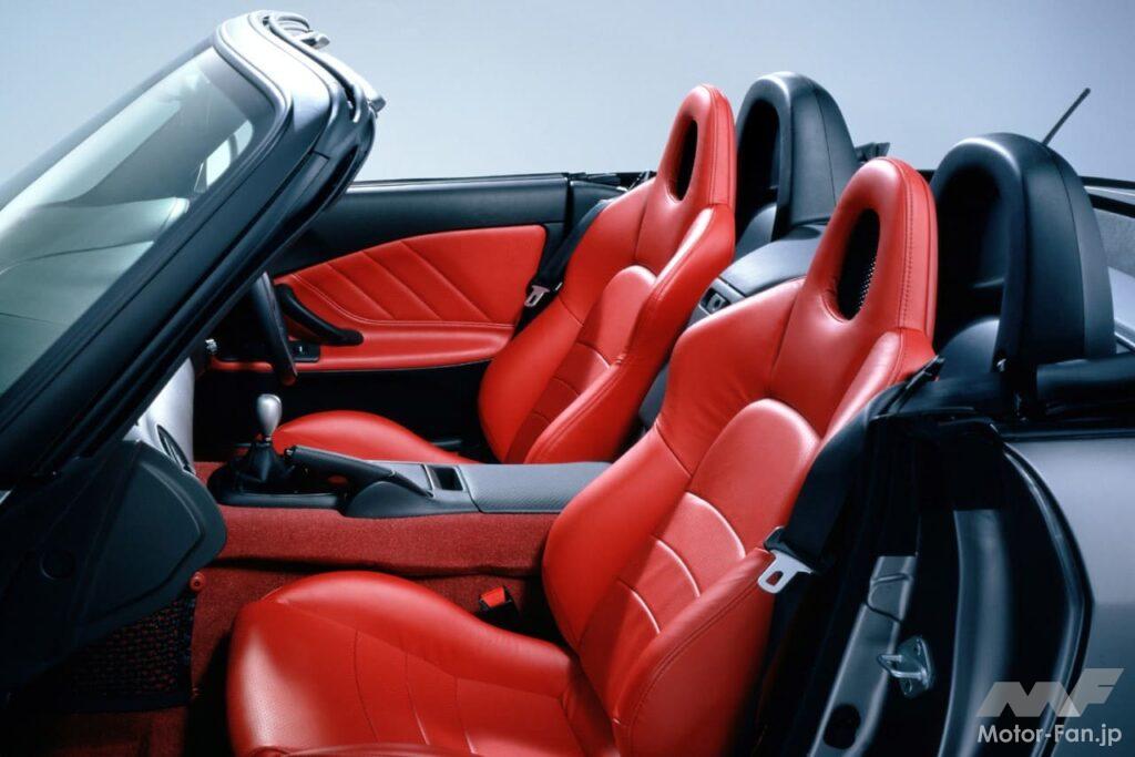 「S2000」の鮮やかな赤いシート