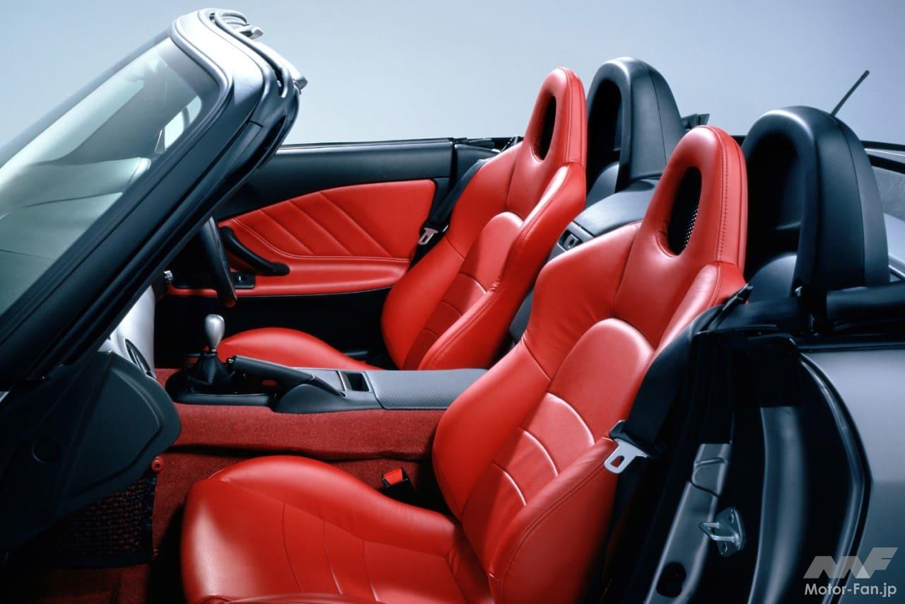 「S2000」の鮮やかな赤いシート
