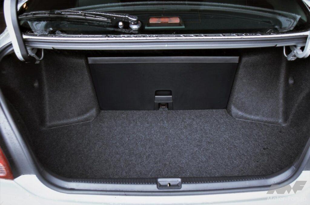 トヨタ「ヴェロッサ」のトランクルーム