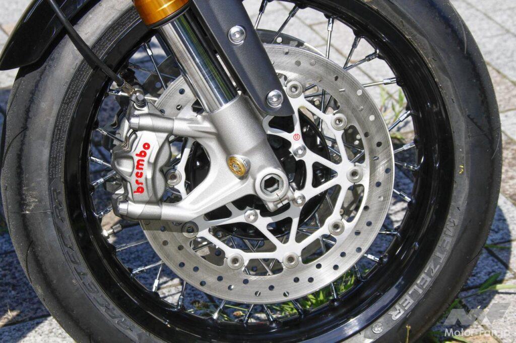 トライアンフ・ラクストン1200RS