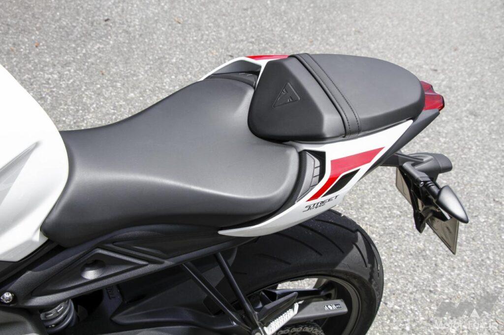 トライアンフ・ストリートトリプルS