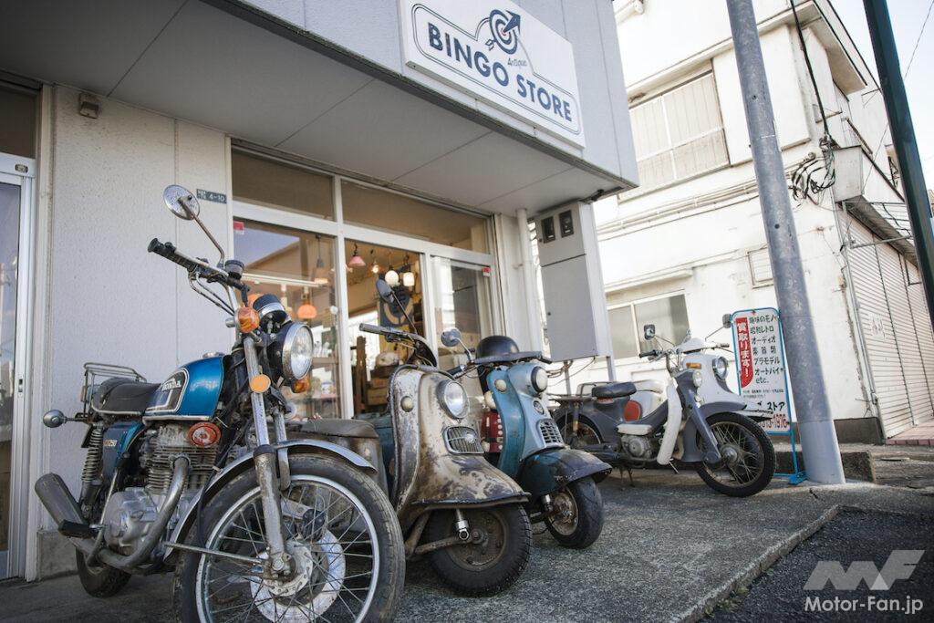 アンティーク雑貨屋さんなのに、マニアックなバイクばかりを売っている