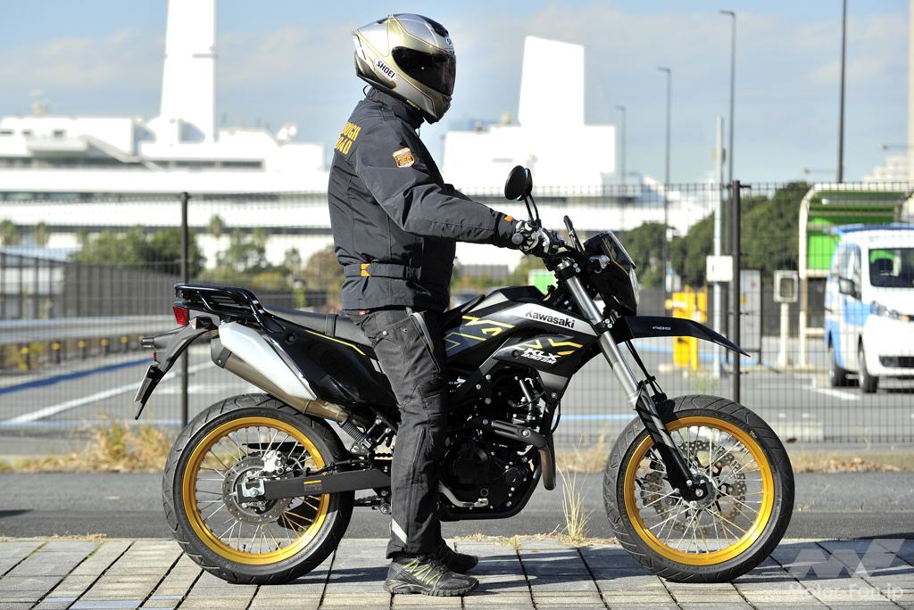 久々に登場したモタードバイク、カワサキKLX230SM。最高出力19ps