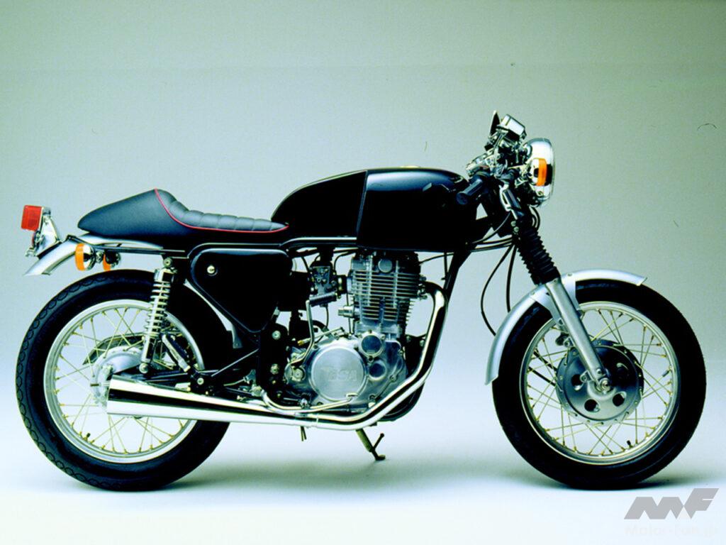 レトロなカフェレーサーにはTT100GPがよく似合う。ダンロップブースで