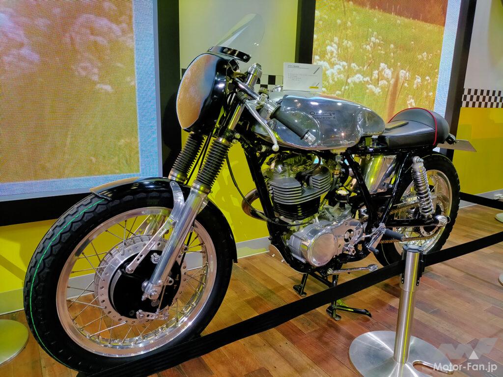 レトロなカフェレーサーにはTT100GPがよく似合う。ダンロップブースで